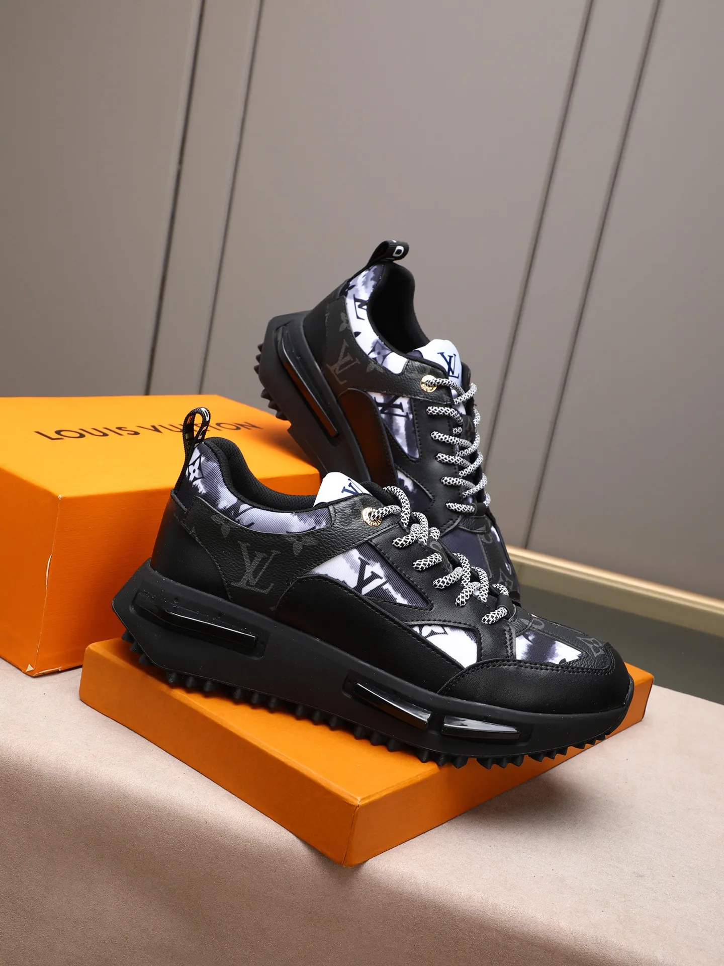 Men's shoes 💰460 [LV] Made of imported L special fabric spliced ​​with cowhide and comfortable mesh lining. Privately molded foam TPU outsole, super light and comfortable on the feet! Perfect last shape, generous and fashionable design, 4 colors available! Code number: 38–44 (45 customized